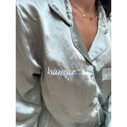 Pijama personalizado satén tonos pastel.