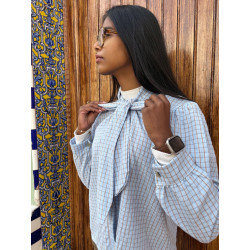 Camisa con lazada y cuadros