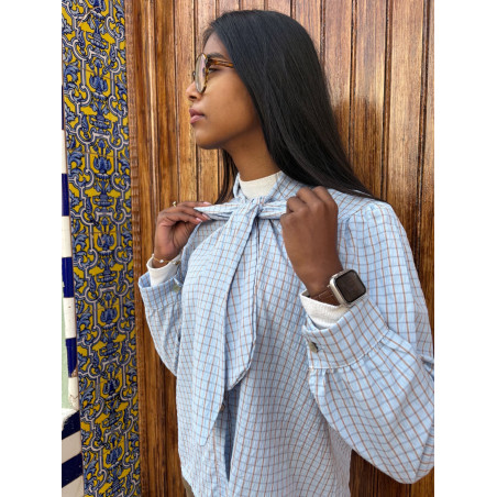 Camisa con lazada y cuadros