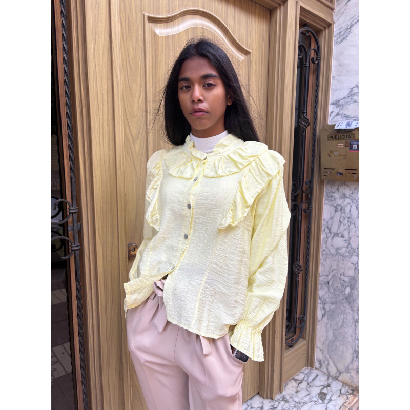 Camisa con volante amarillo pastel