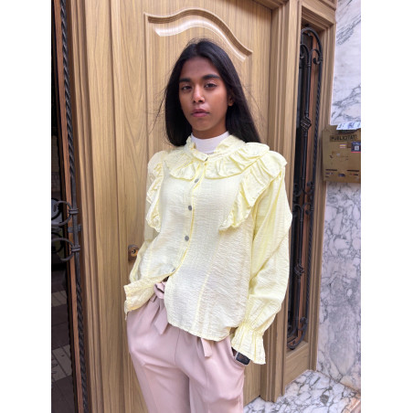 Camisa con volante amarillo pastel