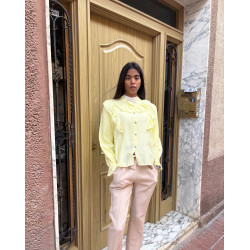 Camisa con volante amarillo pastel