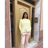 Camisa con volante amarillo pastel